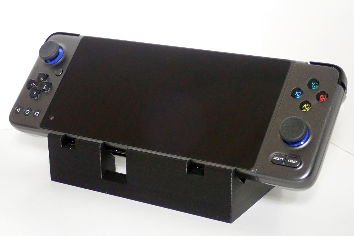 SatoDen_MO's tweet photo. GPDXP/Plusのスタンドを自作しました。スタンドに置いたまま底面のUSB Type-Cで充電可能。前面左右にある切り欠きはスピーカー用の開放部。一応これで完成だけど、アイデアが浮かんだので改良するかもしれない。 #GPDXP #GPDXPPlus https://t.co/TWt4LhKxNX