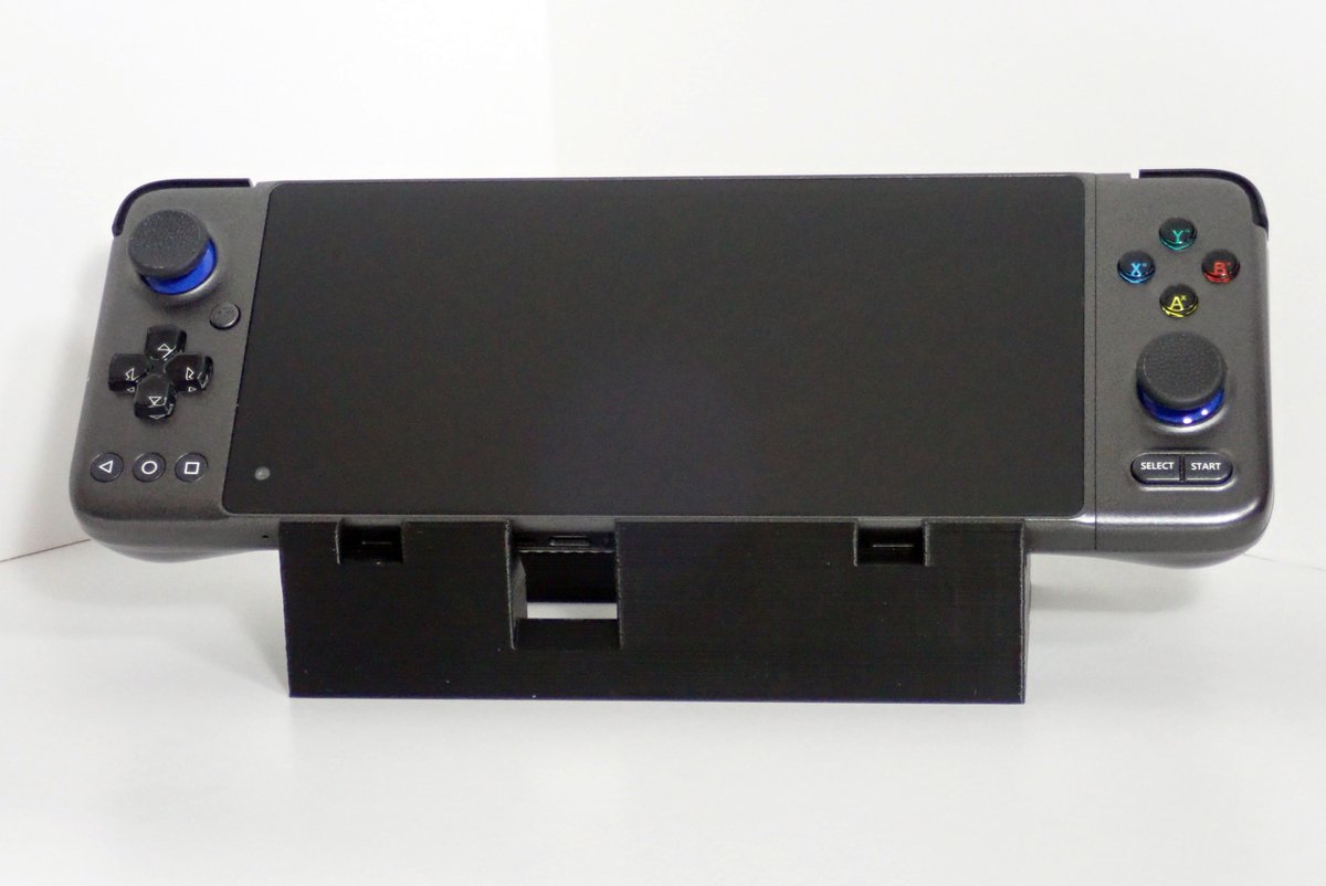 SatoDen_MO's tweet photo. GPDXP/Plusのスタンドを自作しました。スタンドに置いたまま底面のUSB Type-Cで充電可能。前面左右にある切り欠きはスピーカー用の開放部。一応これで完成だけど、アイデアが浮かんだので改良するかもしれない。 #GPDXP #GPDXPPlus https://t.co/TWt4LhKxNX