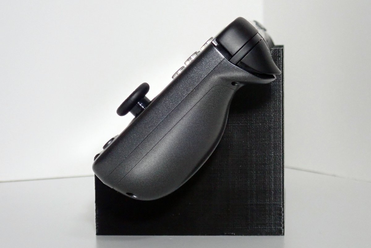 SatoDen_MO's tweet photo. GPDXP/Plusのスタンドを自作しました。スタンドに置いたまま底面のUSB Type-Cで充電可能。前面左右にある切り欠きはスピーカー用の開放部。一応これで完成だけど、アイデアが浮かんだので改良するかもしれない。 #GPDXP #GPDXPPlus https://t.co/TWt4LhKxNX