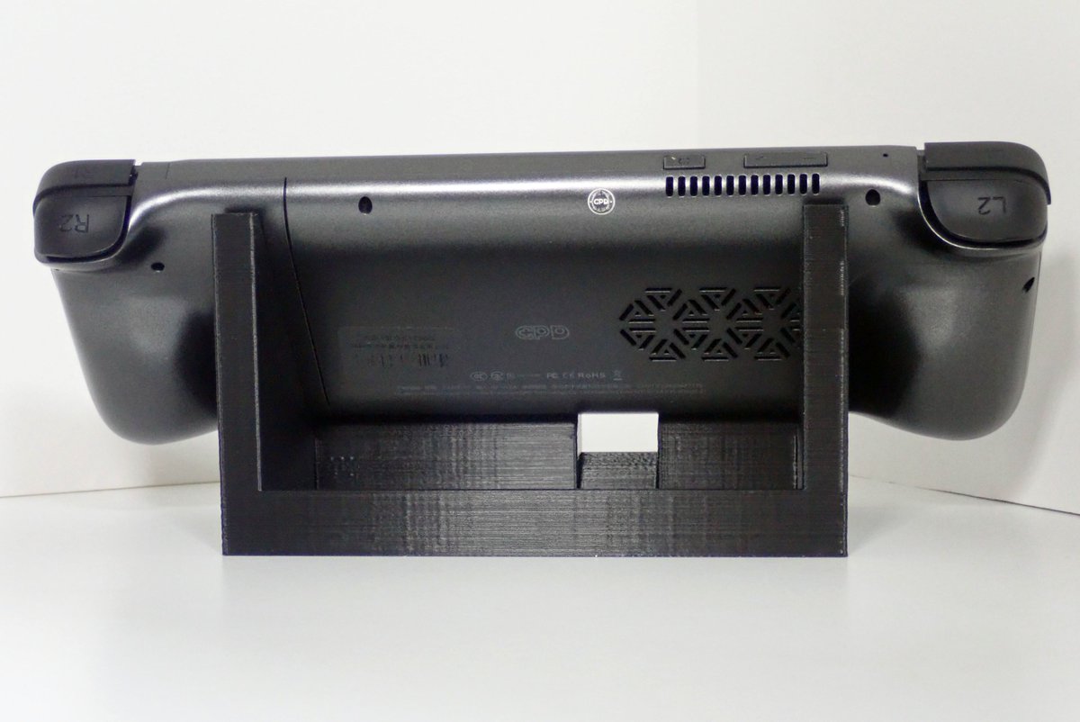 SatoDen_MO's tweet photo. GPDXP/Plusのスタンドを自作しました。スタンドに置いたまま底面のUSB Type-Cで充電可能。前面左右にある切り欠きはスピーカー用の開放部。一応これで完成だけど、アイデアが浮かんだので改良するかもしれない。 #GPDXP #GPDXPPlus https://t.co/TWt4LhKxNX
