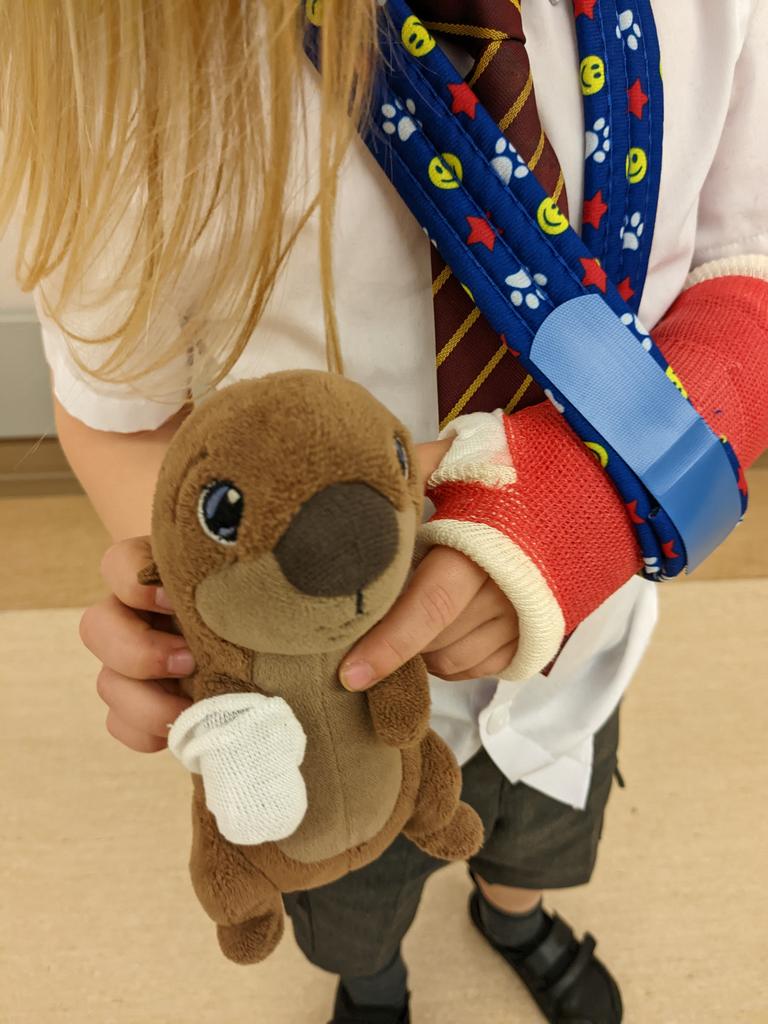 TimEcoKipple's tweet photo. @NHS_HW it's the little things that really help ❤️ thanks for the extra bandage for Otter that helped a nervous 5yo #LoveNHS @NHSEngland https://t.co/Gv1SezD8kV