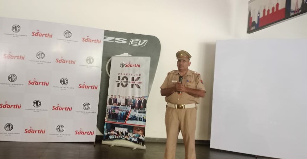 Noida Traffic Police (@noidatraffic) on Twitter photo दिनांक 19.10.2022 को <a href="/dcptrafficnoida/">DCP Traffic Noida</a> के पर्यवेक्षण में @noidatraffic द्वारा सेक्टर-8 में MG Motor India के स्टाफ को #सड़क_सुरक्षा_जीवन_रक्षा के विषय एवं यातायात नियमों व संकेतो के प्रति जागरूक जागरुक किया गया।
यातायात हेल्पलाइन नं0- 9971009001 दिनांक 19.10.2022 को <a href="/dcptrafficnoida/">DCP Traffic Noida</a> के पर्यवेक्षण में @noidatraffic द्वारा सेक्टर-8 में MG Motor India के स्टाफ को #सड़क_सुरक्षा_जीवन_रक्षा के विषय एवं यातायात नियमों व संकेतो के प्रति जागरूक जागरुक किया गया।
यातायात हेल्पलाइन नं0- 9971009001
