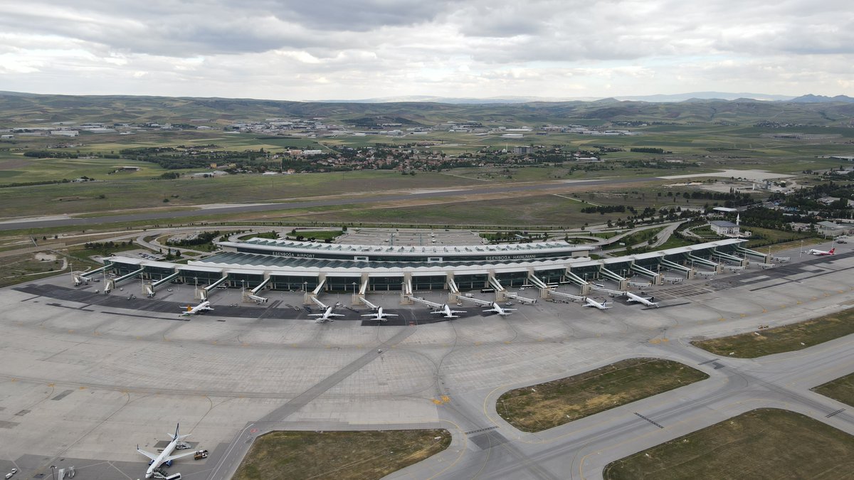 Ankara Esenboğa Havalimanı’mızda eylülde;
👥: 759.530 yolcu,
✈️: 6.218 uçak,
📦: 8.698 ton yük trafiği gerçekleşti.

2022'nin ilk 9 ayında; 
👥: 6.375.292 yolcuya hizmet verildi. 
✈️: 53.115 uçak,
📦: 71.053 ton yük trafiği gerçekleşti.

#DHMİ Çalışıyor, Türkiye Uçuyor!