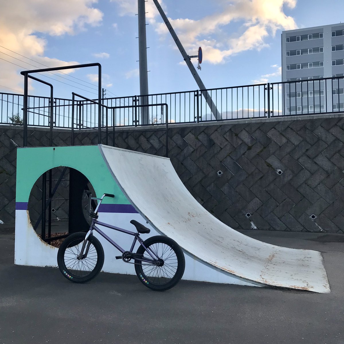 _DEVIATION_'s tweet photo. 日没間際の僅かな時間、新函館北斗駅のスケートボードパークで軽くライド
ちょうど良い高さ&amp;角度のクォーターがあって、なかなか楽しめました
明日の夜は久しぶりにグリーンベルトで乗ろうかな

#BMX #Japan #hokkaido #sapporo #DEVIATIONbmx #fiendbmx #eclatbmx #eclatbmxbrand #merrittbmx https://t.co/9QSfgMZQJu