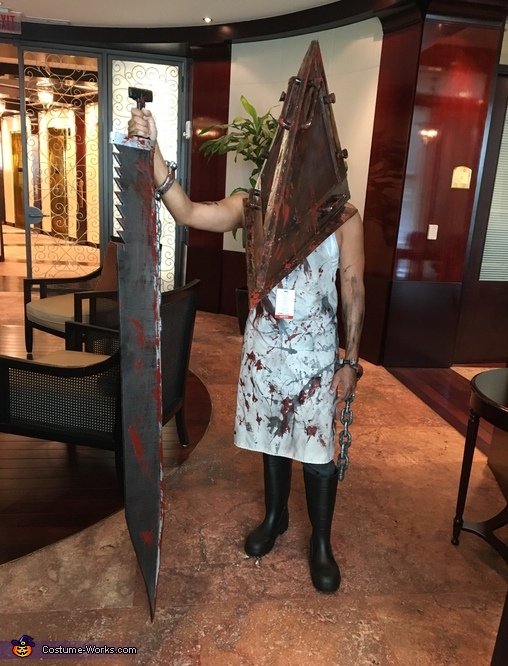 herr_lorenz_'s tweet photo. Qué outfit va a ser más apropiado para el anuncio de Silent Hill? 🤔 https://t.co/8VoKdyK9fT
