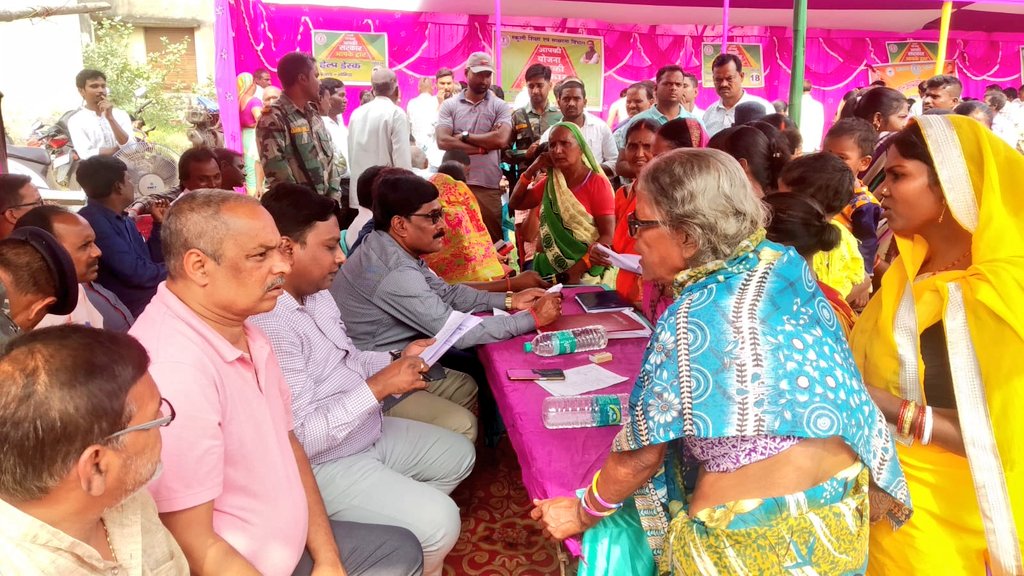BokaroDc's tweet photo. #SarkarApkeDwar गोमिया प्रखंड के खम्बा, सबसेबड़ा पू./प. पंचायत में आपकी योजना आपकी सरकार आपके द्वार कार्यक्रम का आयोजन किया गया। ऑन स्पॉट सैकड़ों मामलों का निष्पादन करके, विभिन्न योजनाओं का लाभ आम जनों को दिया गया।
@JharkhandCMO 
@prdjharkhand 
@RanchiPIB 
@SarkarApkeDwar https://t.co/ofRZMzCuQN