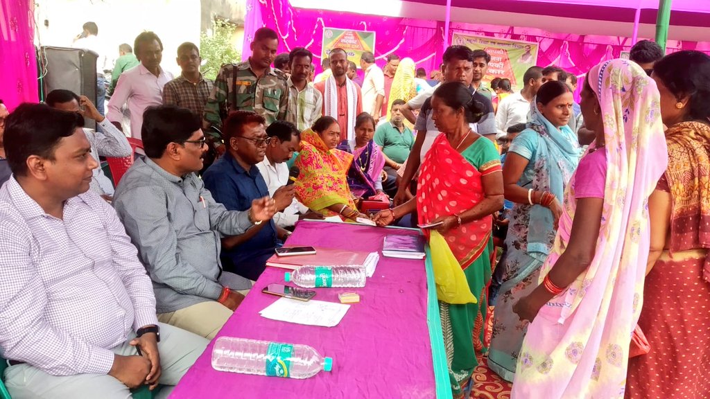 BokaroDc's tweet photo. #SarkarApkeDwar गोमिया प्रखंड के खम्बा, सबसेबड़ा पू./प. पंचायत में आपकी योजना आपकी सरकार आपके द्वार कार्यक्रम का आयोजन किया गया। ऑन स्पॉट सैकड़ों मामलों का निष्पादन करके, विभिन्न योजनाओं का लाभ आम जनों को दिया गया।
@JharkhandCMO 
@prdjharkhand 
@RanchiPIB 
@SarkarApkeDwar https://t.co/ofRZMzCuQN