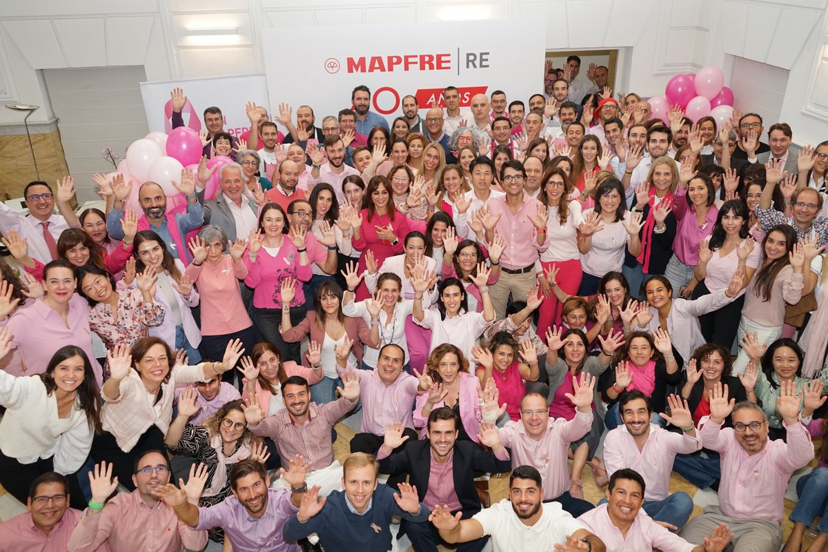 JSatrus's tweet photo. Un año más, en #MAPFRERE nos unimos a la campaña global en la lucha contra el cáncer de mama.
One more year, at MAPFRE RE we join the global campaign to support the fight against breast cancer.
#sumatealrosa #thinkpink #outubrorosa
MAPFRE https://t.co/aIghX0OArR