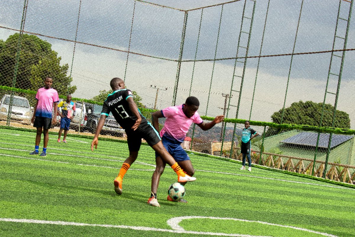 TheTermites2003's tweet photo. Kuwakuba ori this #Bomber'sFC player how would you communicate to the referees oti ssebo #ObuchaiFC☕ bwayotsya!?😅 https://t.co/Zzhy0BInK0