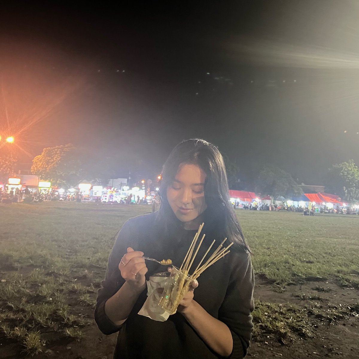 _zeeasadel's tweet photo. zee dengan telur gulung di alun2 🤩 https://t.co/Pps48cdwg0