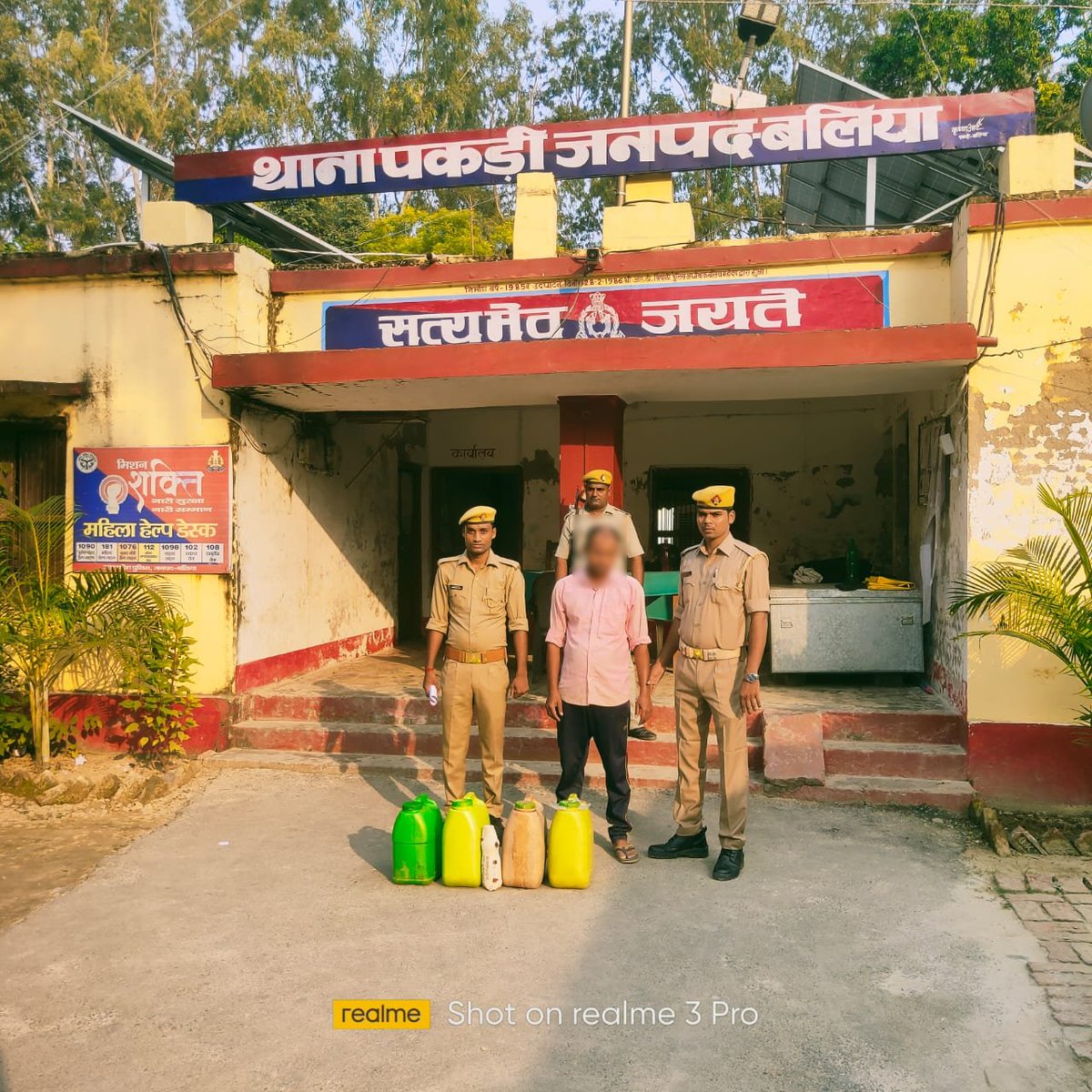 balliapolice's tweet photo. थाना  पकड़ी जनपद बलिया  पुलिस  द्वारा  70 लीटर अवैध कच्ची अपमिश्रित शराब के साथ 01 नफर अभियुक्त गिरफ्तार।

#UPPolice #BalliaPolice https://t.co/JpNHcKaluy