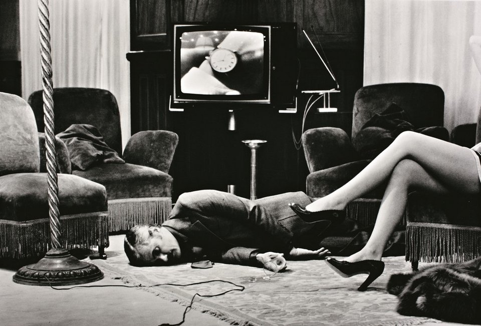 ReplicanteBueno's tweet photo. Del amor recuerdo la trayectoria de la bala. 
— Gabriela Rosas
© Helmut Newton https://t.co/azauIIltJP