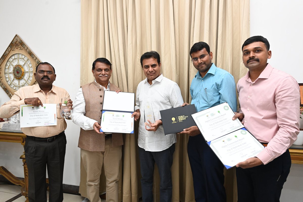 Officials from @TSMAUDOnline met Minister @KTRTRS and showed him ‘World Green City Award 2022’, and ‘Living Green for Economic Growth and Recovery’ Award won by Hyderabad. #HappeningHyderabad