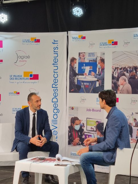 Avec les équipes de @pole_emploi #Rhône au <a href="/VDRecruteurs/">VillageDesRecruteurs</a> avec <a href="/antoine_tallis/">Antoine TALLIS</a> de <a href="/EventsAglae/">Aglaé Events</a>, <a href="/EmelineBaume/">Emeline Baume</a>, VP <a href="/grandlyon/">Métropole de Lyon</a>, Vincent Beley, Directeur de <a href="/MMIE_LyonMetrop/">Maison Métropolitaine d'Insertion pour l'Emploi</a> et <a href="/lpgael/">Gael Le Pennuen</a> 🤝
✅ 5000 offres d’emploi proposées en direct Place Bellecour !