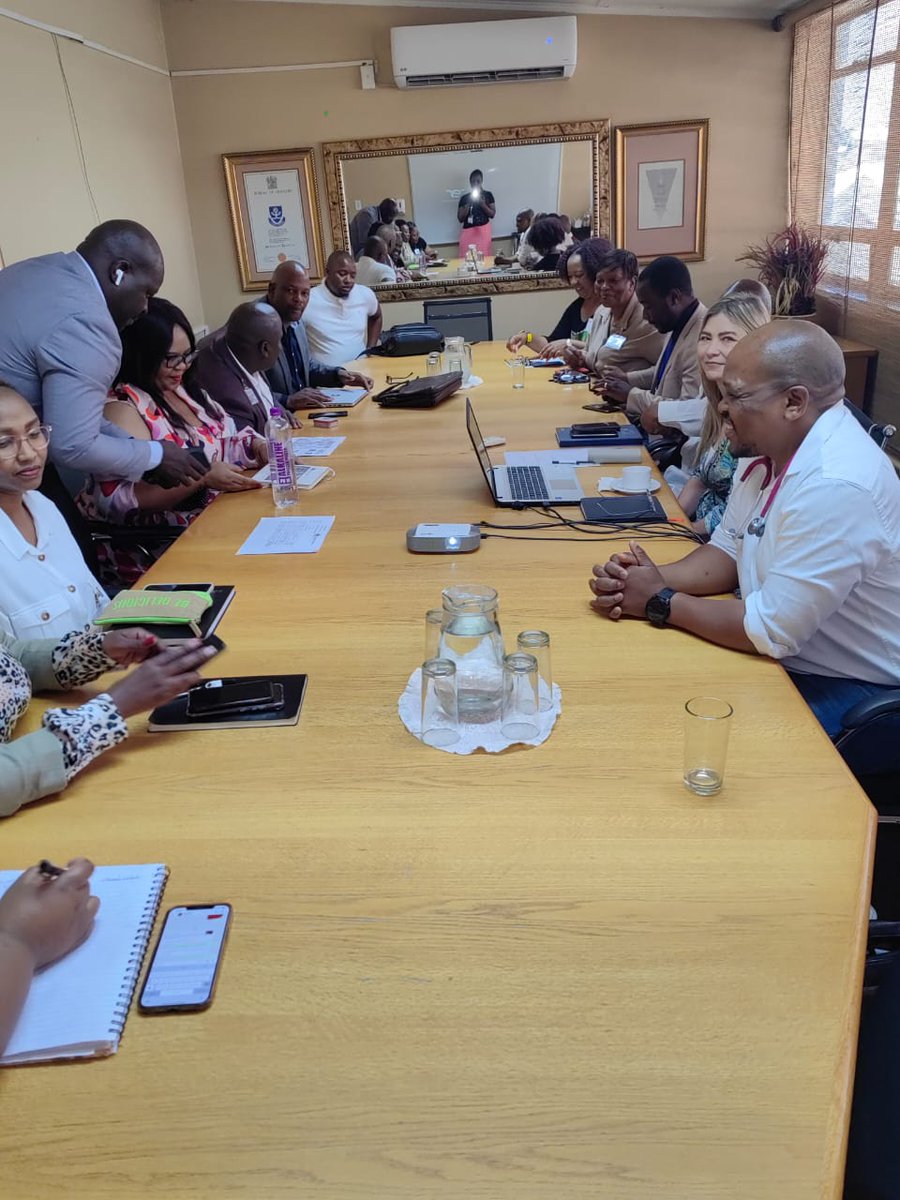 SebokengHospit1's tweet photo. #SBKH - Today, MEC for Health and Wellness @GautengHealth @NkomoNomantu and @SebokengHospit1 management meets up with @Carterblanche for a mini caucus to help improve health services in @SedibengHealth. https://t.co/v9LT1TGHtf