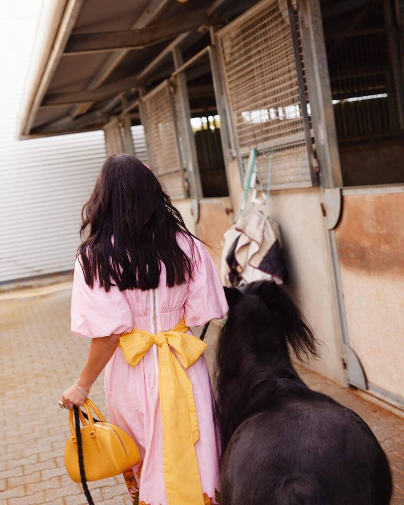 brigadeirocc's tweet photo. They call me the pony whisperer 🥰.

Had so much fun styling some fun Spring Carnival looks with @binnywear, including her beautiful Cup dress here, in all its gorgeous linen glory and puffed sleeves (how I love me a puffy sleeve) 💕. It paired perfect… https://t.co/x3wC5l1KsD https://t.co/tIcgfXFOGA