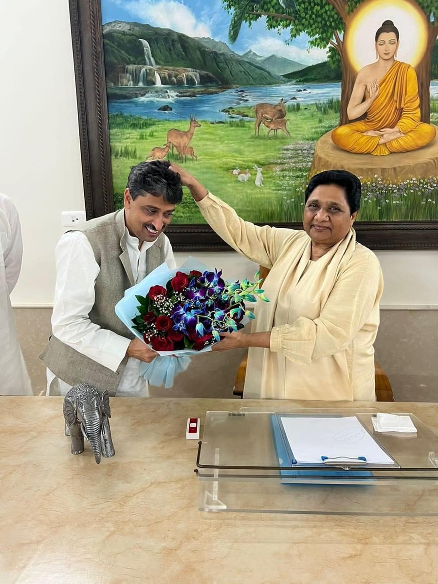 KalpiBanti's tweet photo. बसपा सुप्रीमो आदरणीय बहन @Mayawati जी के समक्ष पूर्व विधायक एवं वरिष्ठ नेता काजी इमरान मसूद और समाजवादी पार्टी में मंत्री रहे काजी शायान मसूद बहुजन समाज पार्टी में शामिल हुए।
@AnandAkash_BSP @AnandKumar_BSP @bspindia @b4usridhar @KumarSudeshArya https://t.co/XKJ1x147Ht