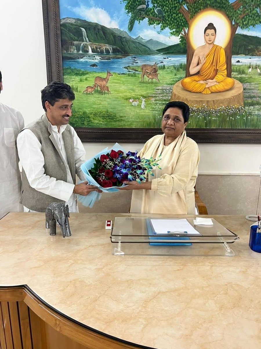 KalpiBanti's tweet photo. बसपा सुप्रीमो आदरणीय बहन @Mayawati जी के समक्ष पूर्व विधायक एवं वरिष्ठ नेता काजी इमरान मसूद और समाजवादी पार्टी में मंत्री रहे काजी शायान मसूद बहुजन समाज पार्टी में शामिल हुए।
@AnandAkash_BSP @AnandKumar_BSP @bspindia @b4usridhar @KumarSudeshArya https://t.co/XKJ1x147Ht