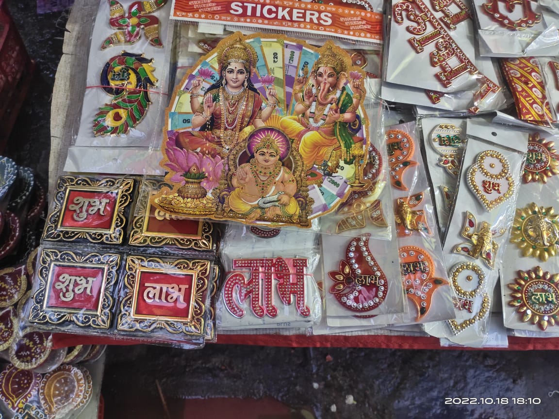 sukanyaiyer2's tweet photo. Cont'd...#Diwali Distributed to all #Safaikarmcharis
#VocaforLocal sourced #MittikaDiyas & other Handmade Gift Items for Diwali fm #IITPowaioldMarket sharing with you All Pics ,Always a respect to Safaikarmcharis who keeps surroundings clean & also Us
#SoulSatisfyingMoments https://t.co/GZb7zsKLtT