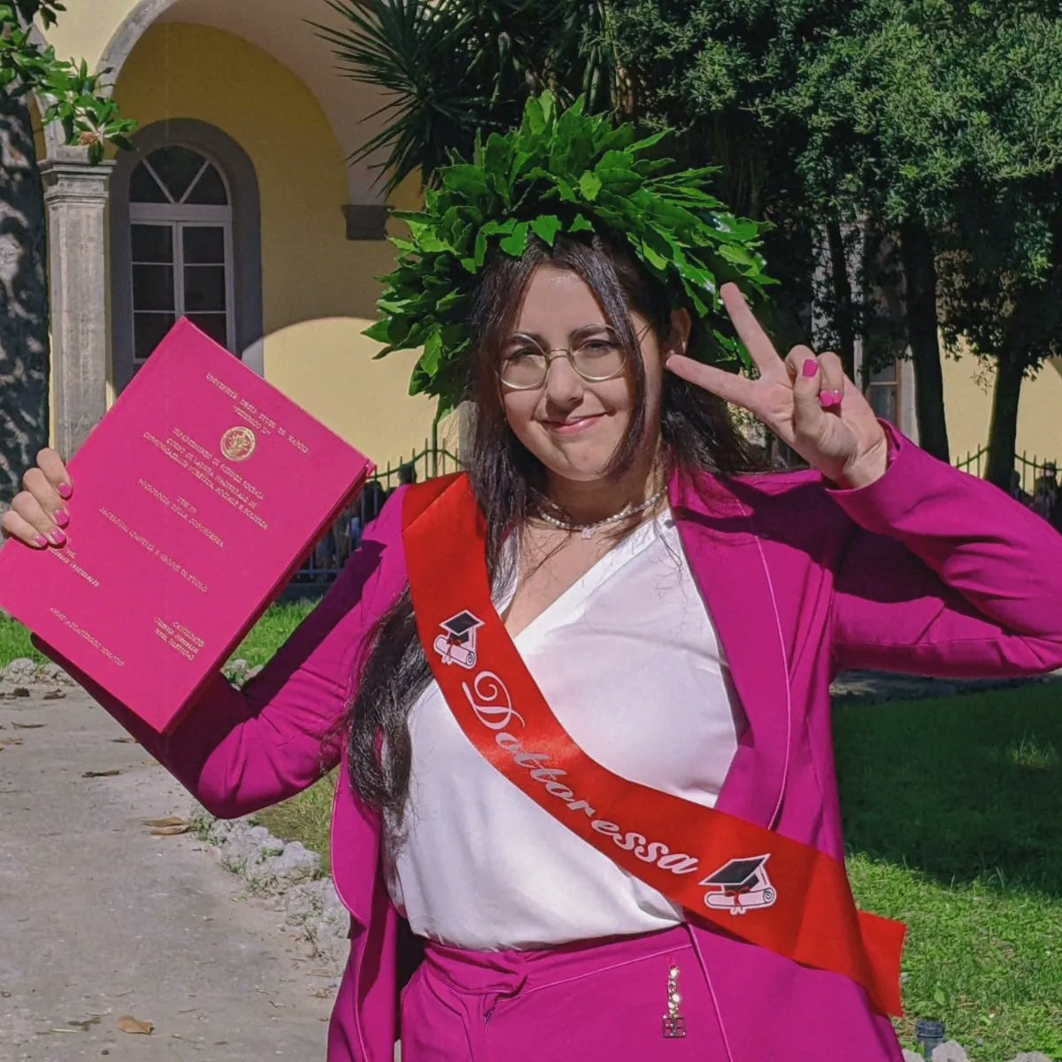 BaekDOlli's tweet photo. Ciao amici.
Ieri mi sono laureata con 110 e lode alla magistrale di comunicazione.
Ho portato una tesi sul gdr su facebook e i giochi di ruolo in generale. ♡ #laureata #tesimagistrale #laurea https://t.co/ByM50b1bve