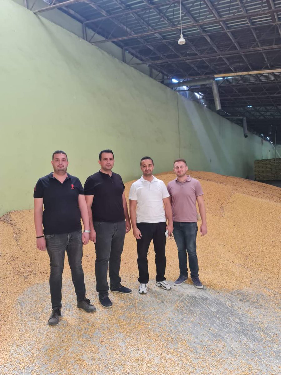 bolge_izmir_tkk's tweet photo. Bölge Birliğimiz faaliyet alanında , ortak ürünü değerlendirme  kapsamında dane mısır alımlarımız devam etmektedir. Bereketli hasatlar dileriz. https://t.co/fYX2DR5Uos