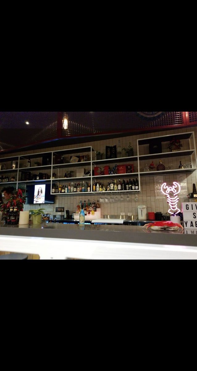 Annlizz8's tweet photo. Dinner is served🤤 #prawns on a bed of #greens and a sweet chilli,chilli sauce.🤗
📷such a cute joint🌆
#gratitude #wednesday https://t.co/HkrnCnIilN