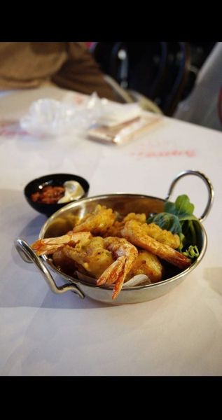Annlizz8's tweet photo. Dinner is served🤤 #prawns on a bed of #greens and a sweet chilli,chilli sauce.🤗
📷such a cute joint🌆
#gratitude #wednesday https://t.co/HkrnCnIilN