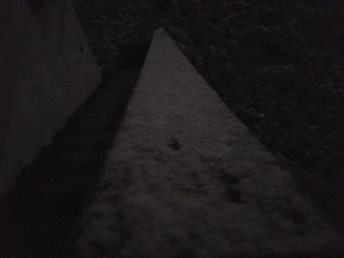 t_sheahan's tweet photo. @PatUnleashed @KeithMalinak #PatHeads #PutThatInYourPipe @JeffyJFR @TVsRob_Official @ncollinsblaze #ItsNatesFault
Very light snow on the railing of my steps.
Western PA. https://t.co/c4iNJu98Ur