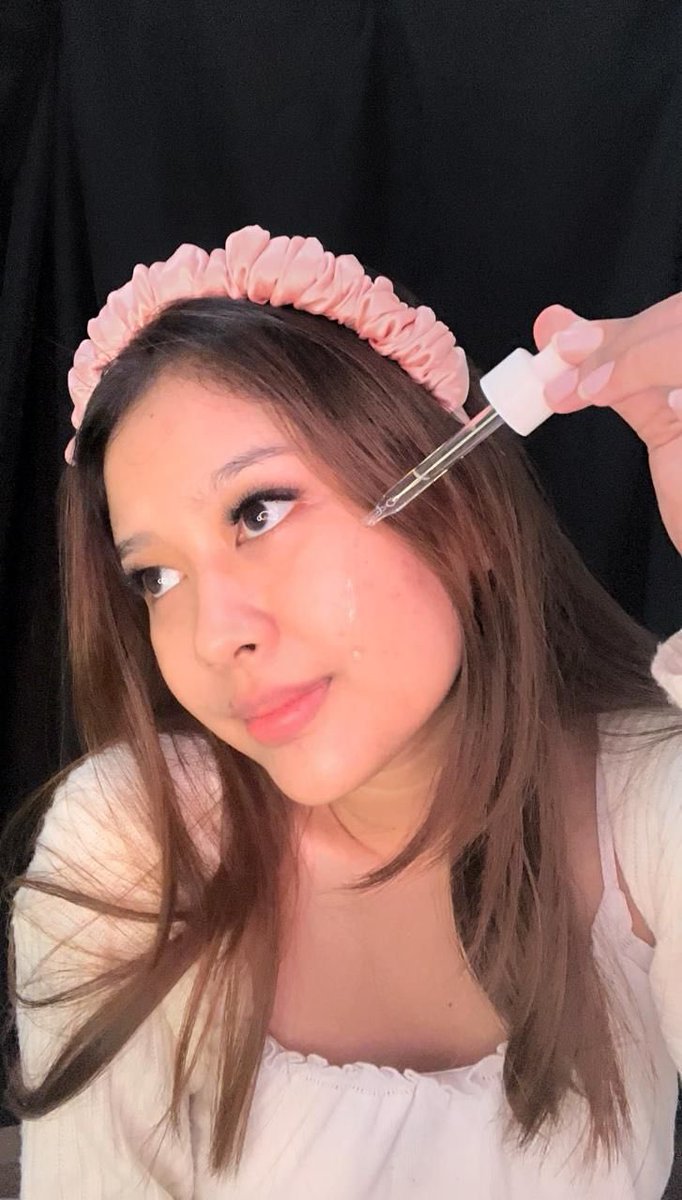 utaeeeeee's tweet photo. Stress dikit jerawatan, males bersihin muka jerawatan, bahkan diem doang pun jerawatan. Bener bener capek sama jerawat dan bekas jerawatnya yang susah dihilangin 😭
Tapii aku nemu produk ini yang bikin aku bebas #DRAWAT alias DRAMA JERAWAT.
Ada yg tau detail nama produknya? ☺️ https://t.co/O1cfSYGiza