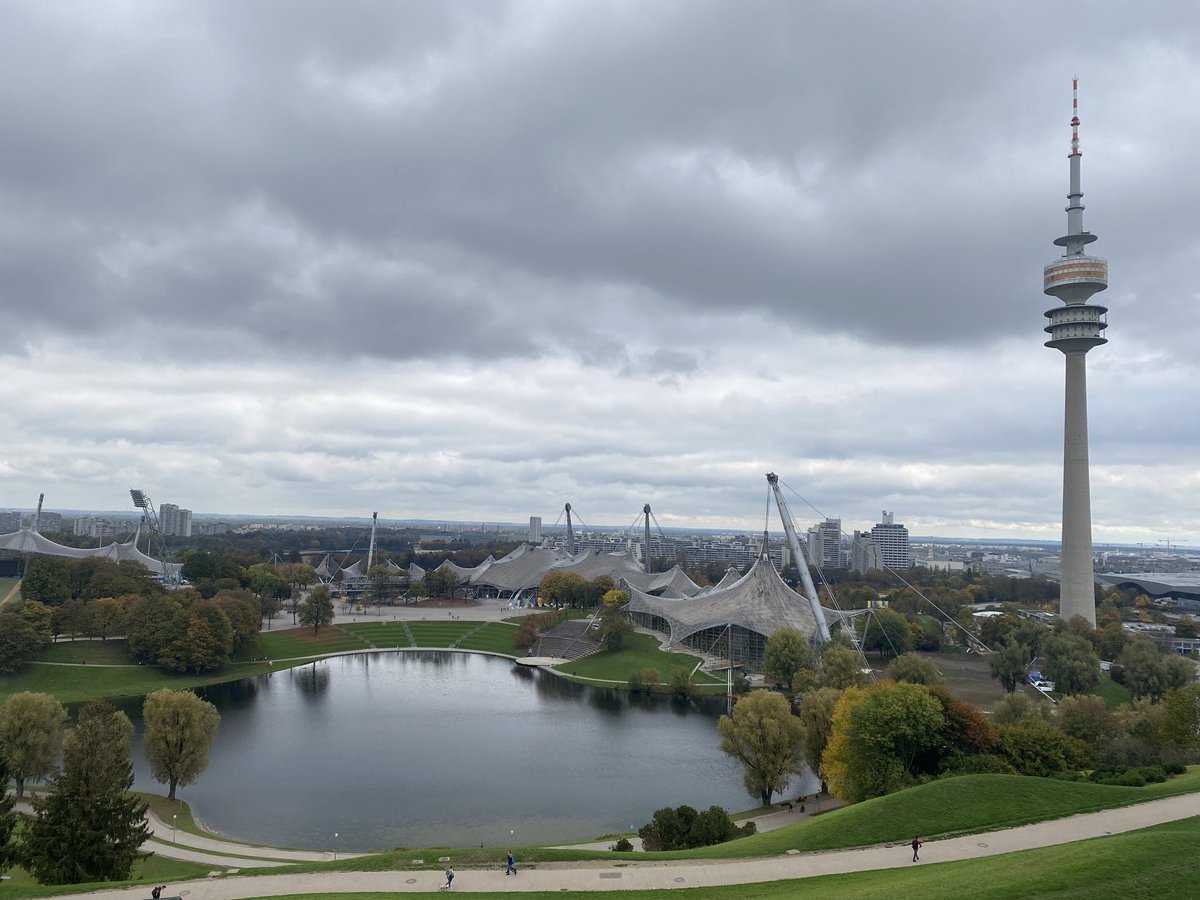 Allemagne2022's tweet photo. Panorama du stade olympique et de son parc. Par chance Twitter vous livre les images sans le son : si vous saviez comment ils ont râlé pour arriver jusqu’en haut😂 #profssadiques https://t.co/zy6SlDMSuX