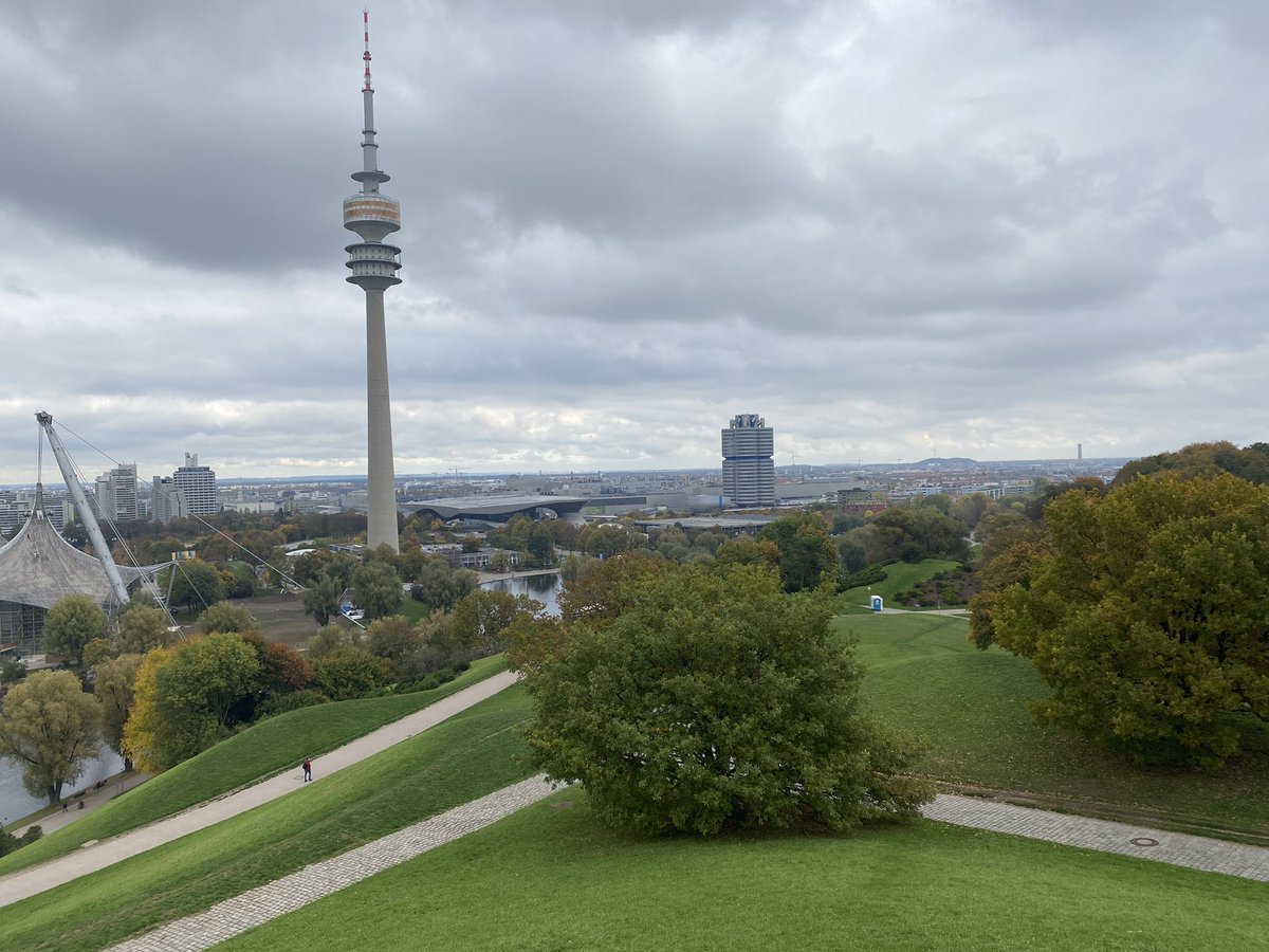 Allemagne2022's tweet photo. Panorama du stade olympique et de son parc. Par chance Twitter vous livre les images sans le son : si vous saviez comment ils ont râlé pour arriver jusqu’en haut😂 #profssadiques https://t.co/zy6SlDMSuX
