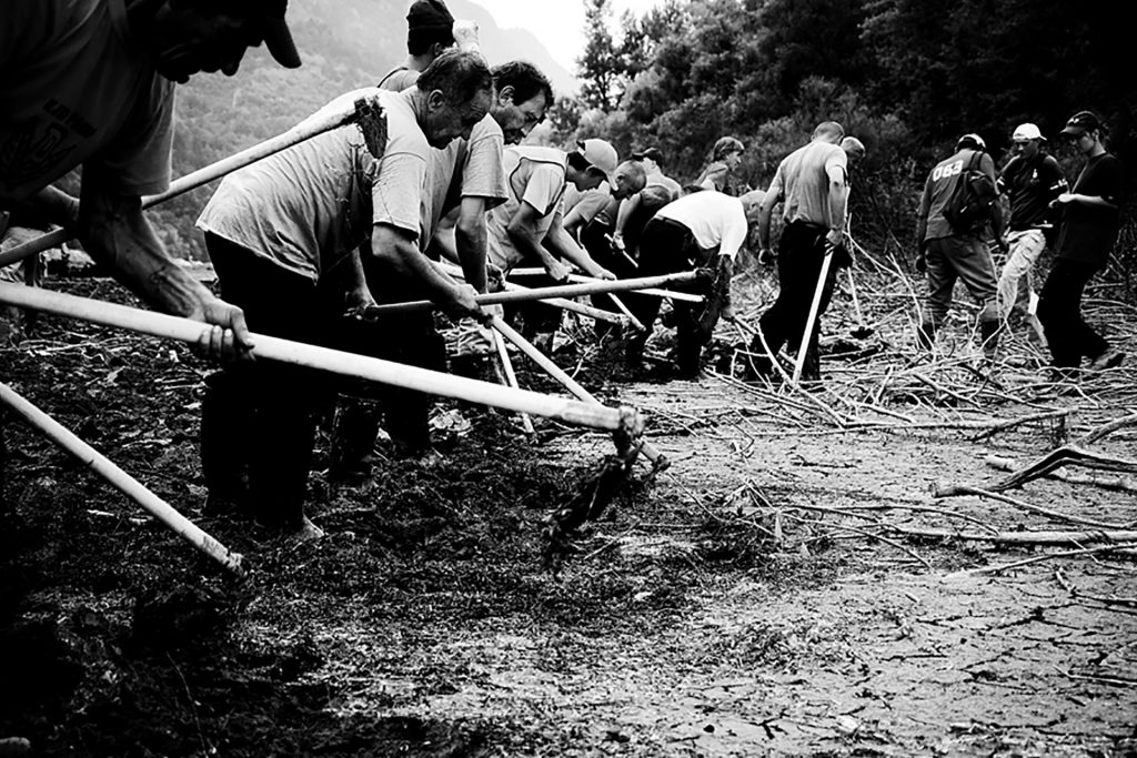 PCRCBiH's tweet photo. In 2010 Velija Hasanbegović was among the thousands who searched the Drina river & Perućac lake for victims' remains from the Višegrad massacre in 1992. We teamed up with him to create a black-and-white photo series ''Perućac''.
More at https://t.co/PLgSPLVGND.
#Perucac https://t.co/LZic7Q6eRA