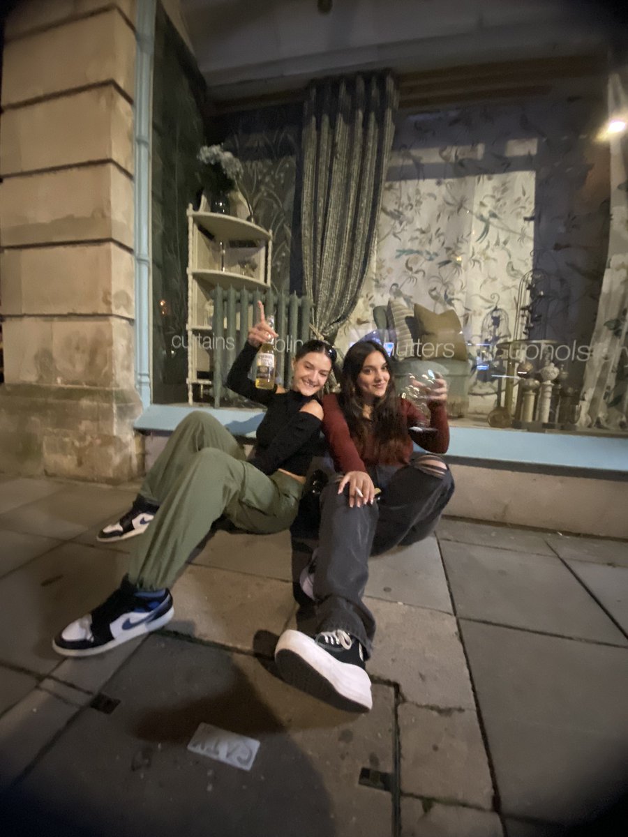 callmeantiii's tweet photo. Lo último que me esperaba es que quedar con a una amiga de Rumania que no veo como hace 5 años en fucking londooooon wtf https://t.co/oTc5fsDeY0