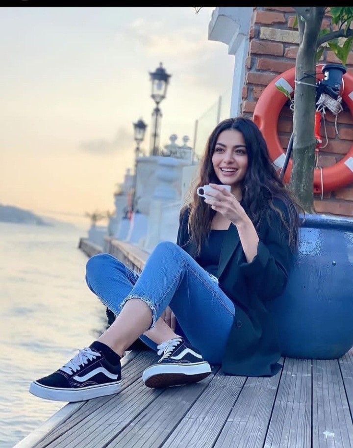 الواحد تعايش مع الاكتئاب لدرجة 
انو اذا فرح شوي صار بياكل هم 🖤