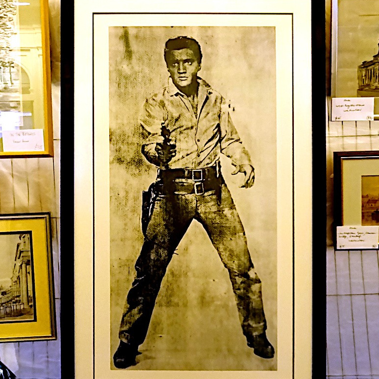 CASaleEdin's tweet photo. Look! #Elvis🎸👑 is at the Sale! 👀
A fab silkscreen print (nearly life size!) to liven up your parties 🥳
Also: John Byrne, Ann Oram, Douglas Davies, Carola Gordon, Richard Leighton, Jennifer McRae.... 
Not to mention 'prints for a pound'!
@StAGW1 for @christianaidsco https://t.co/m1jKxxw0cY