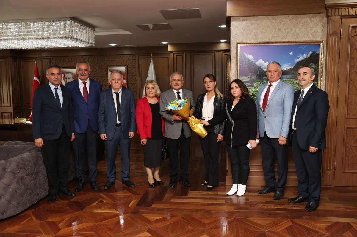 Ordu’muzun 19 ilçe ve 772 mahallesinde hep birlikte omuz omuza çalıştığımız, elimiz ayağımız, sesimiz nefesimiz olan değerli muhtarlarımızın 19 Ekim Muhtarlar Günü’nü canıgönülden kutluyorum. Tüm muhtarlarımıza çalışmalarında başarılar diliyorum.