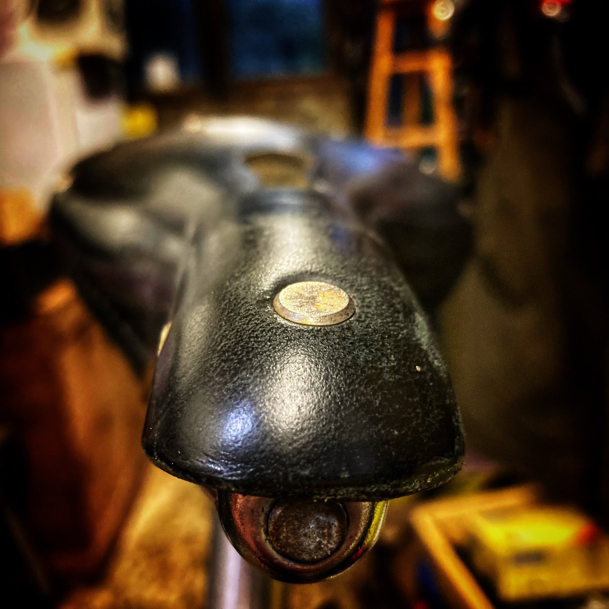 the_bicycle_boy's tweet photo. Is it me or does my @brooksengland saddle look happy to see me? #brookssaddle #itsabikething #happiness #getoutandride #itsstillsummer #workshoplife #iphotography #thebicycleboy https://t.co/uatlBuZzbn
