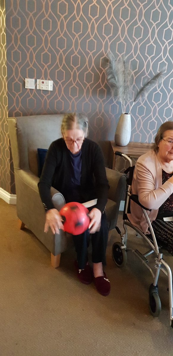 RegencyCareHome's tweet photo. Our residents enjoyed a fun afternoon yesterday passing and catching the football!⚽

This activity is amazing for getting us all moving and improving dexterity...

#RegencyFamily #CareHomeActivities #CareHomeUK #Manchester #Bury https://t.co/yaunsYyc96