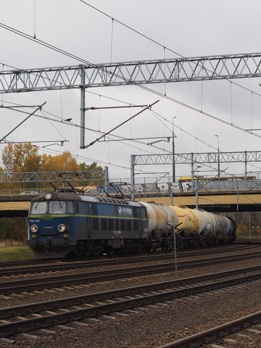 krzysiek_em's tweet photo. dziś pod wjazdowym na Wwa Gdańska tłok. po #ET22-1107 z pociągiem towarowym zjawił się Freightliner #Class66603 równie z bruttem. a gdy chowałem aparat, wyskoczył znienacka #EP07-174 w klasycznych barwach z pociągiem służbowym. #fotografiakolejowa https://t.co/P8BkKYYZKS