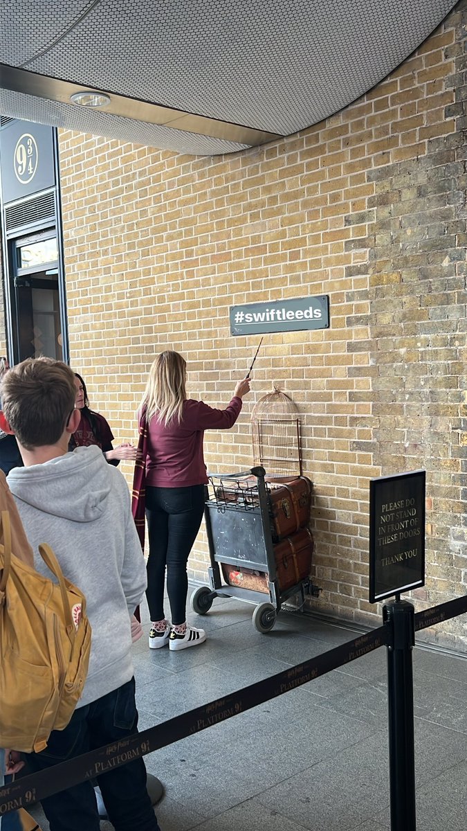 MaxxFrazer's tweet image. waiting at King’s Cross for my train to #SwiftLeeds, seems there’s quite a few queueing up!