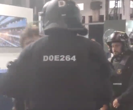LluisMuntada's tweet photo. 🚨D0E264🚨
Hola @interiorcat 
 Demanem que l'agent D0E264 sigui destituït immediatament i s'obri investigació per la mala praxi amb voluntat intencionada de causar lesions i falsa denuncia contra el mateix manifestant. 
Els Drets Humans són intocables.
#NoATheDistrict https://t.co/qwZzOi0M54