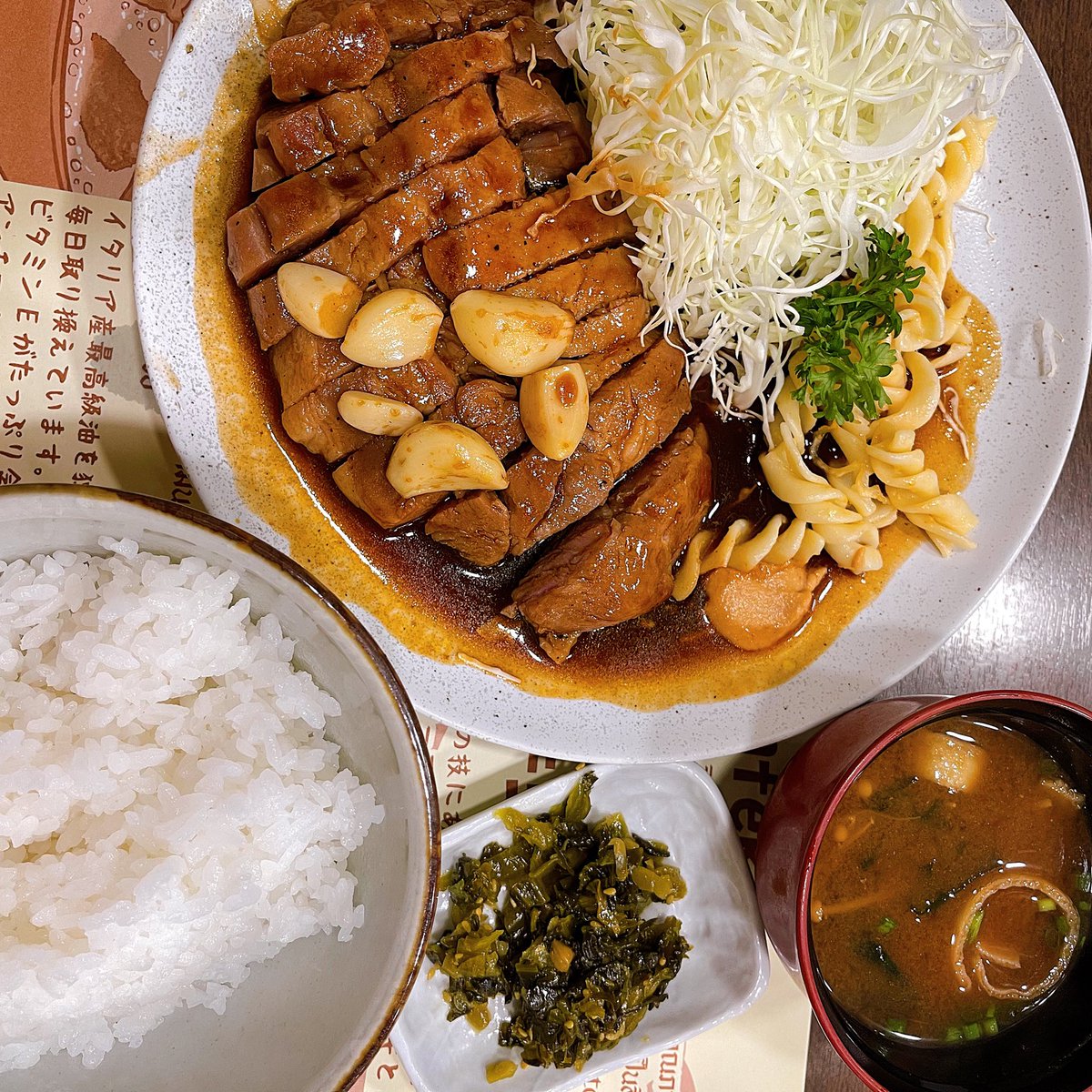 Mearraii's tweet photo. 📍Kobe tonteki อร่อยสมคำร่ำลือจริงร้านนี้ สเต๊กหมูซูวีนุ่มมากกก ราดซอมโฮมเมดออกเค็มๆหวานๆ เติมข้าว ผัก และซุปได้ เป็นของดีพร้อมพงษ์จัดๆ @aroii @aroiipaiadk #อร่อยไปแดก #อร่อยบอกต่แ #มีอะไร #มีอะไรกิน https://t.co/a4nfaxVV2W