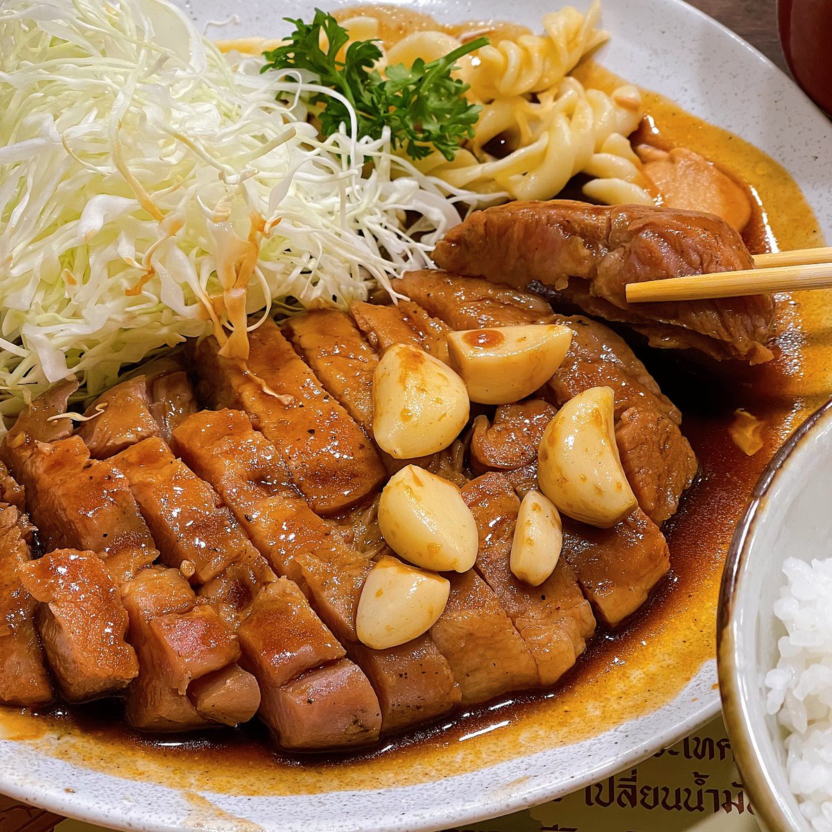 Mearraii's tweet photo. 📍Kobe tonteki อร่อยสมคำร่ำลือจริงร้านนี้ สเต๊กหมูซูวีนุ่มมากกก ราดซอมโฮมเมดออกเค็มๆหวานๆ เติมข้าว ผัก และซุปได้ เป็นของดีพร้อมพงษ์จัดๆ @aroii @aroiipaiadk #อร่อยไปแดก #อร่อยบอกต่แ #มีอะไร #มีอะไรกิน https://t.co/a4nfaxVV2W