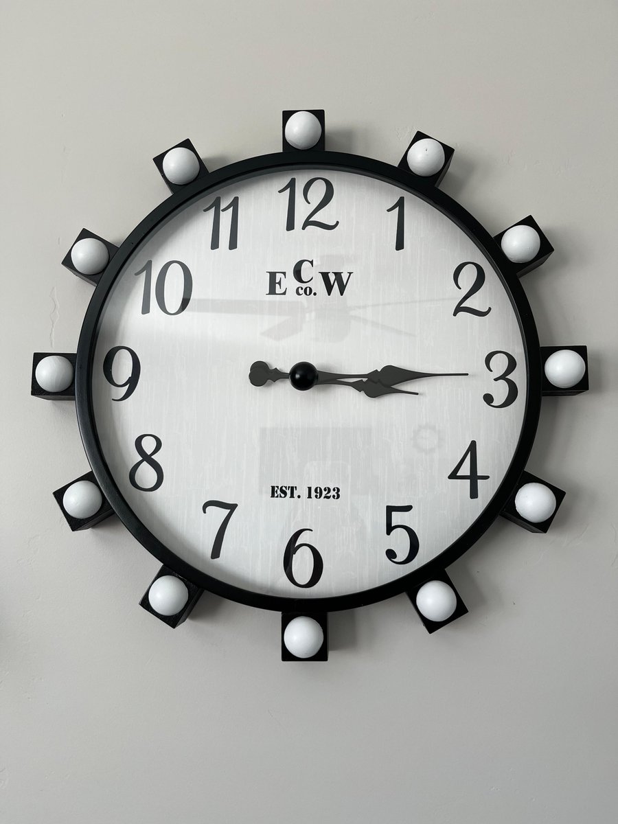 HobKnobinDIY's tweet image. My mom took some of my wooden blocks and balls to fancy up this clock! I think it turned out so cute and added the perfect touch to this space. ✨

#diyclock #hangingheart #etsyhome #homedecoratingideas #decorativeaccessories #statementfurniture #decoritems