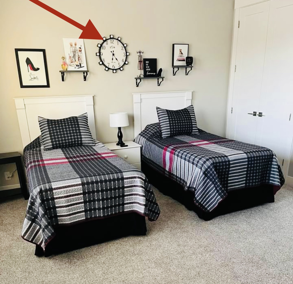 HobKnobinDIY's tweet image. My mom took some of my wooden blocks and balls to fancy up this clock! I think it turned out so cute and added the perfect touch to this space. ✨

#diyclock #hangingheart #etsyhome #homedecoratingideas #decorativeaccessories #statementfurniture #decoritems