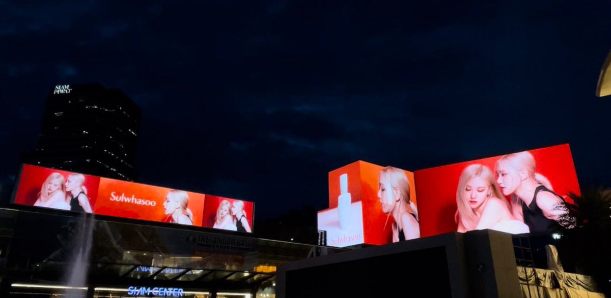 luvjenniebjh's tweet photo. แบรนด์sulwhasoo เค้าทรีตน้องแชงดีมาก อย่างที่ไทยเวลาเดินไปไหนก็เจอน้องแชง ออร่าความสวยของคุณเค้าอยู่ทั่วไปหมด มาเทรนแท็กเพื่อเพิ่มยอดเอนเกจกันนะคะทุกคน🥺🤍🧡

#ROSÉxSULWHASOO
블랙핑크 로제 #ROSÉ  #로제 https://t.co/5Z0ZUEj770