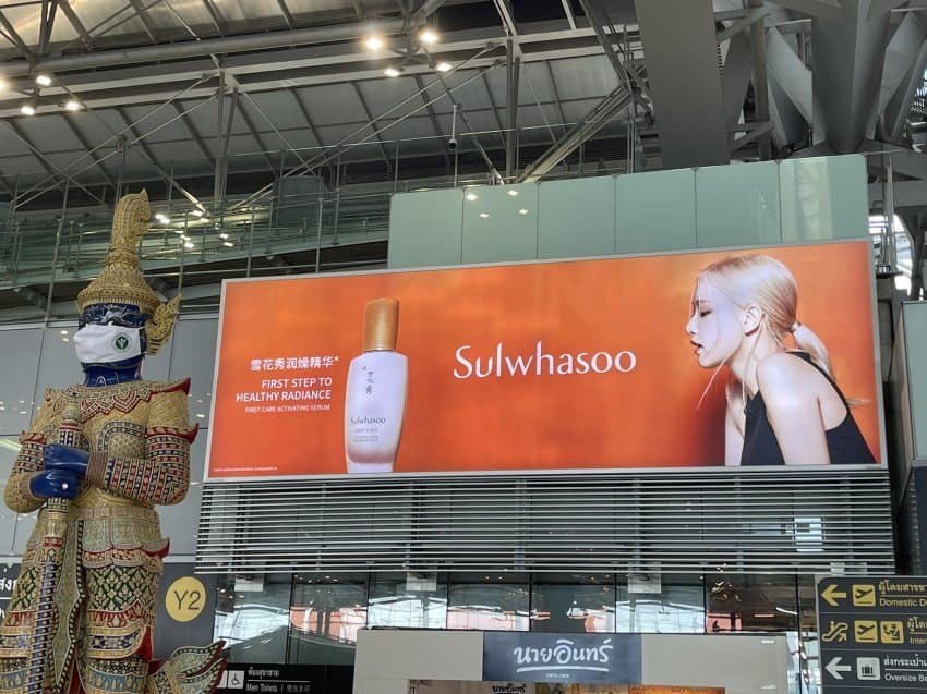 luvjenniebjh's tweet photo. แบรนด์sulwhasoo เค้าทรีตน้องแชงดีมาก อย่างที่ไทยเวลาเดินไปไหนก็เจอน้องแชง ออร่าความสวยของคุณเค้าอยู่ทั่วไปหมด มาเทรนแท็กเพื่อเพิ่มยอดเอนเกจกันนะคะทุกคน🥺🤍🧡

#ROSÉxSULWHASOO
블랙핑크 로제 #ROSÉ  #로제 https://t.co/5Z0ZUEj770