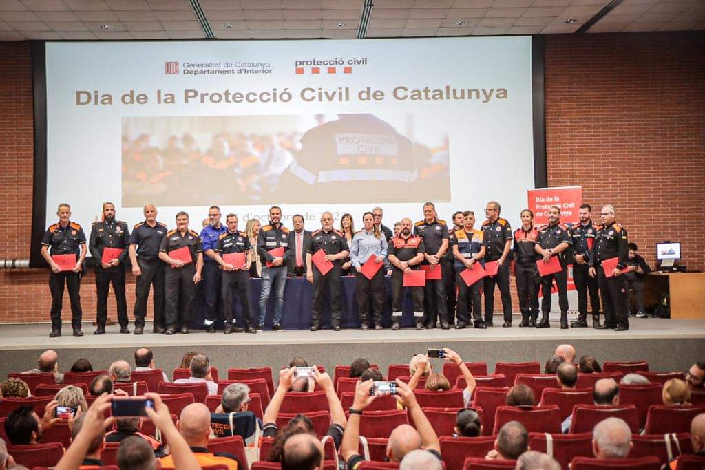 PcTona's tweet photo. El passat 15 d'Octubre en motiu del #diadelaProteccioCivil vam rebre diferents reconeixements, entre ells un "trosset" de la #CreudeSantJordi. Gràcies a l'alcalde per acompanyar-nos i interessar-se per la nostra tasca. https://t.co/qwYqQgZlHW