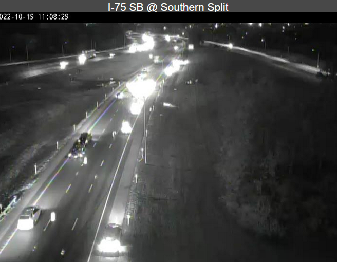 lexwrecks's tweet photo. UPDATE:  I-75S at the 111.4 MM (Southern Split):
The middle and right lanes are now blocked as Police are investigating a serious single vehicle collision. https://t.co/gQ8f8Ttrql