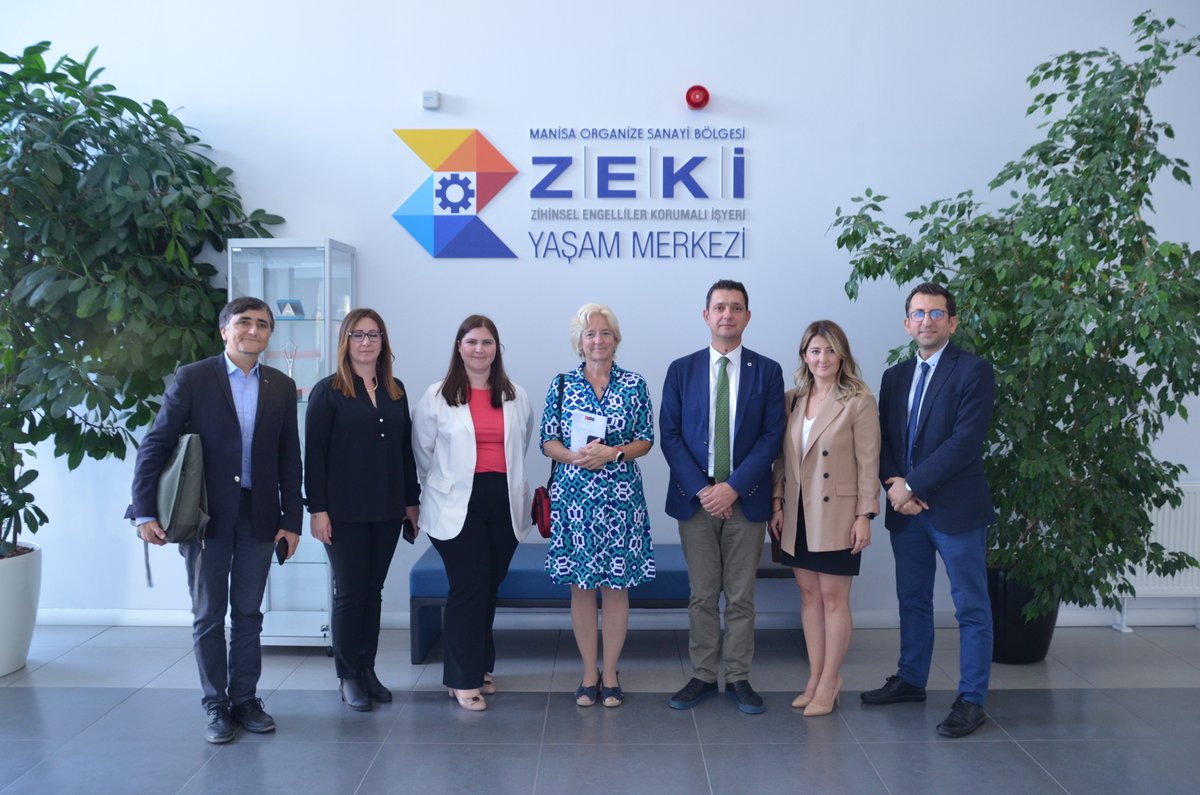 undpturkiye's tweet photo. @LouisaVinton @kentimizizmir Zihinsel engelli bireylere istihdam oluşturmak amacıyla @manisaosb bünyesinde kurulan Zihinsel Engelliler Korumalı İşyeri Yaşam Merkezi'ni ve özel çalışma ortamlarını gezen Vinton, merkezin eşitsizliklerle mücadelede Türkiye'de önemli bir iyi örnek olduğunun altını çizdi. https://t.co/linFkRG0ks